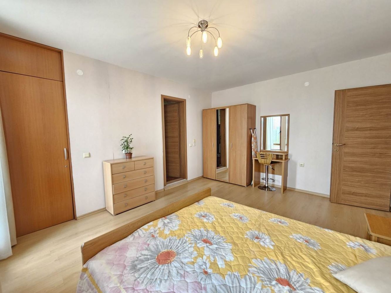 Sveti Vlas – apartmán se třemi ložnicemi s přímým panoramatickým výhledem na moře v komplexu na první linii