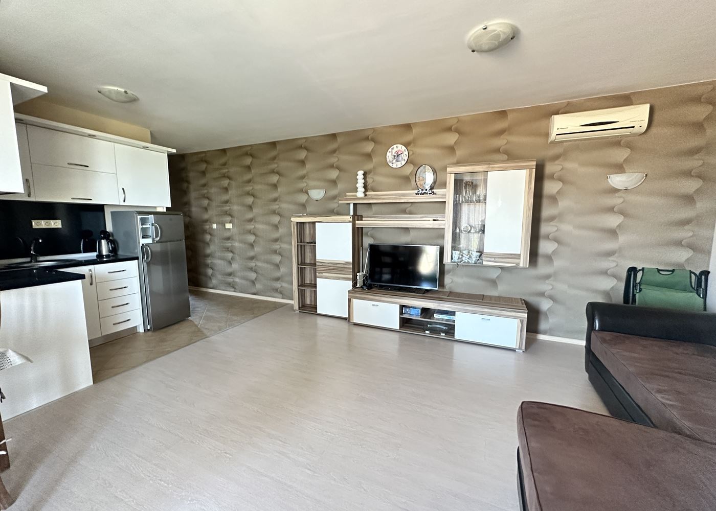Prostorný apartmán s jednou ložnicí a panoramatickým výhledem na moře v Černomorci – připravený domov u moře