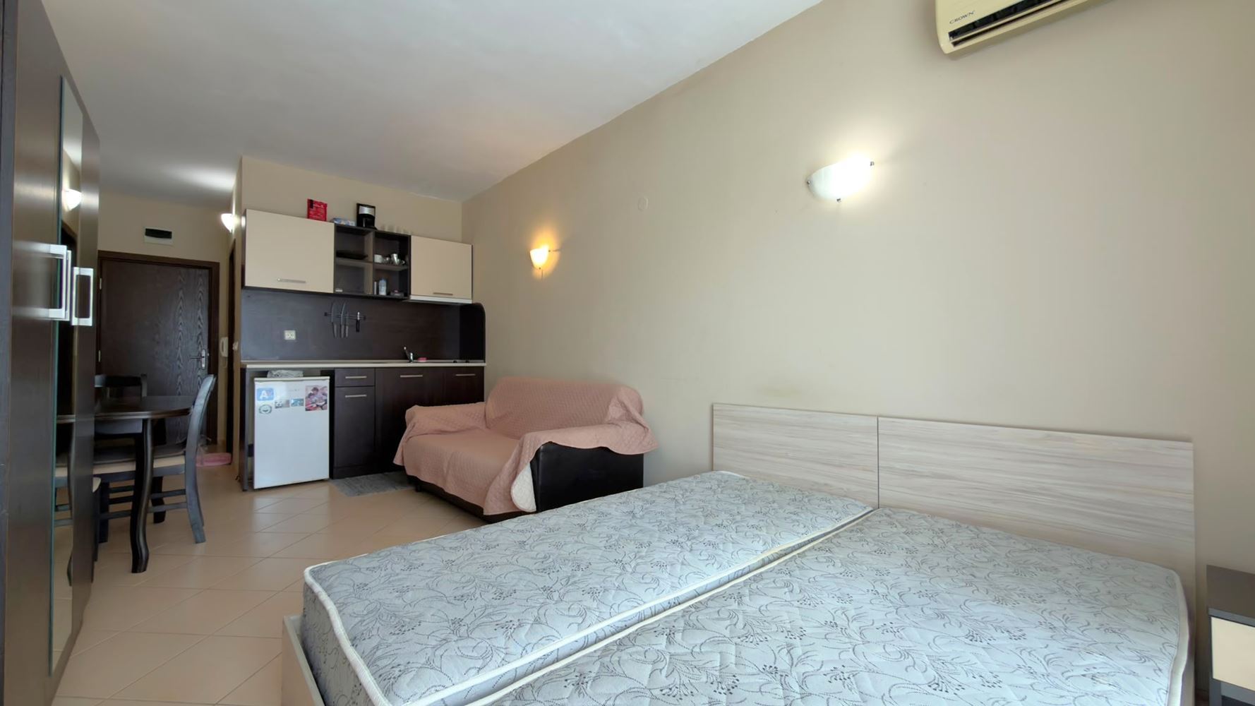 Zařízené studio s výhledem na bazén na Slunečném pobřeží