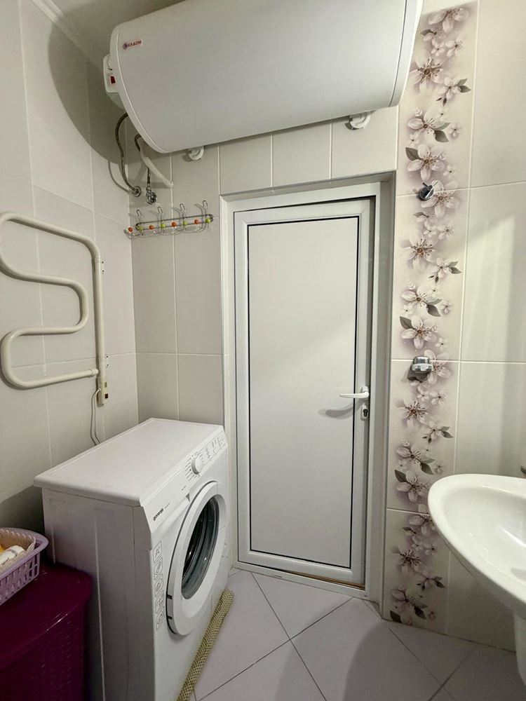 Sarafovo – prostorný apartmán s jednou ložnicí, Aktem 16, minimálním poplatkem za údržbu a kompletním vybavením