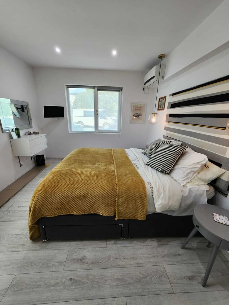 Apartmán se dvěma ložnicemi s výhledem na bazén ve Sveti Vlas – komfort, styl a skvělá lokalita