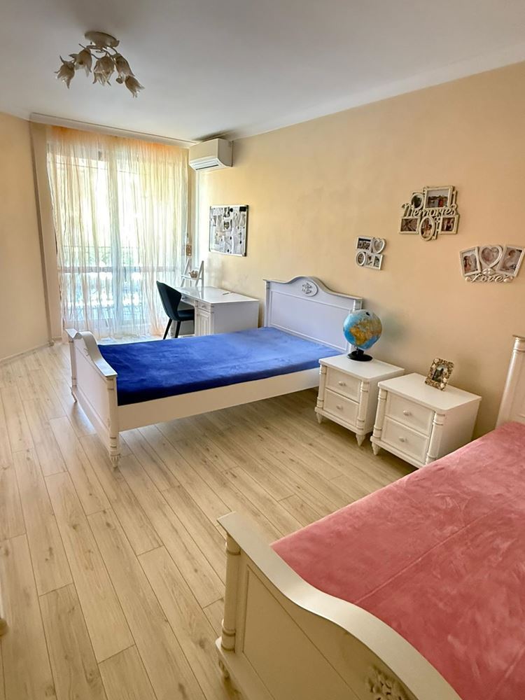 Luxusní mezonet s prostornou verandou a výhledem na bazén ve Sveti Vlas