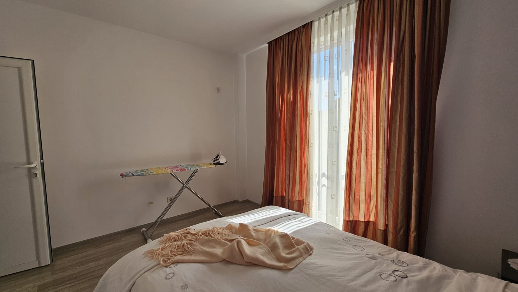 Výborný apartmán s jednou ložnicí s nízkým poplatkem za údržbu na Slunečném pobřeží – připraven k nastěhování
