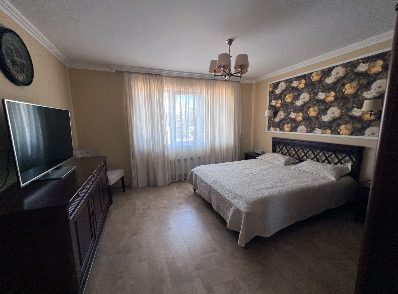 Prostorný apartmán se třemi ložnicemi a panoramatickým výhledem na moře pouze 50 metrů od pláže – nízký poplatek za údržbu!