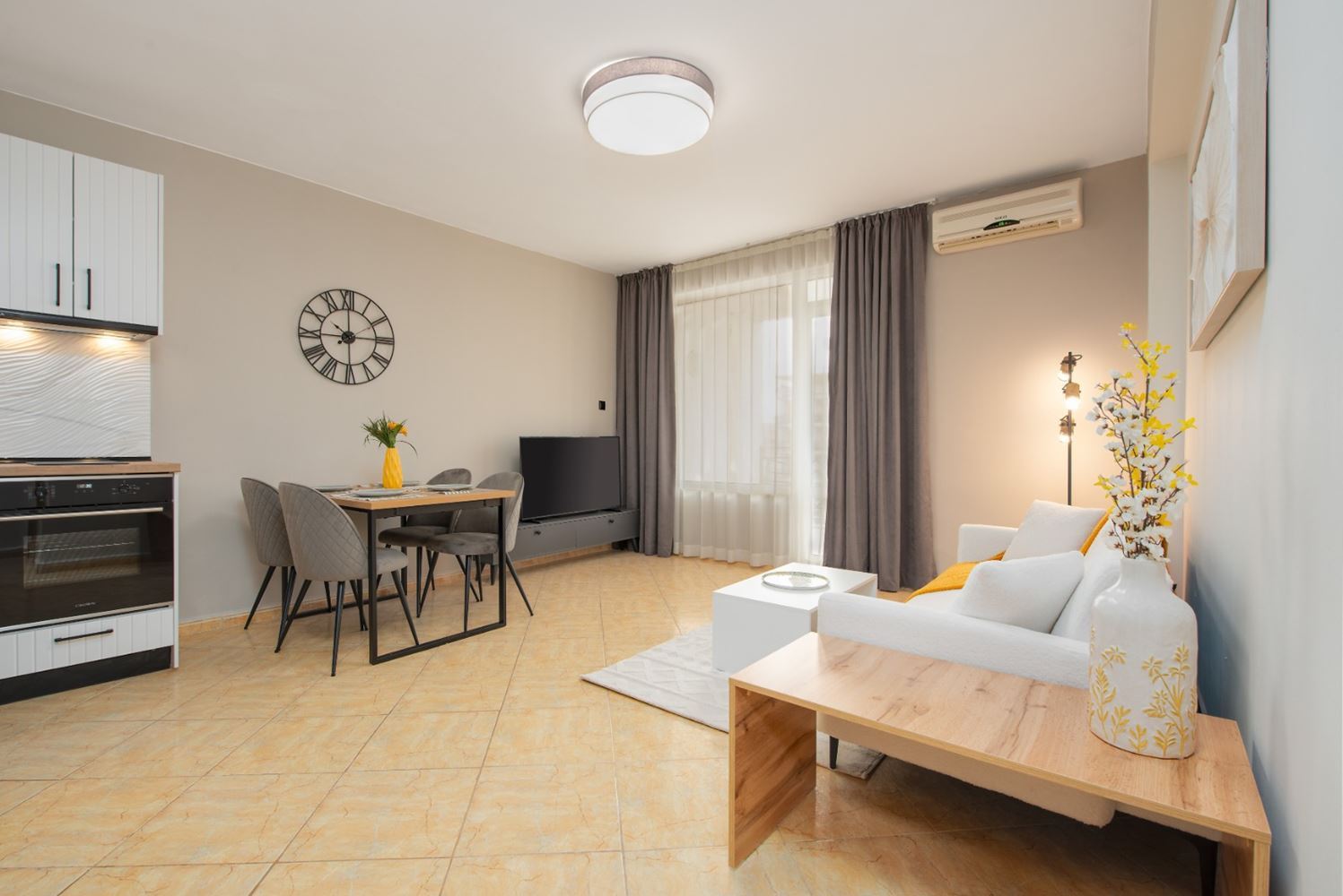 Stylově zrekonstruovaný byt se dvěma ložnicemi v udržovaném komplexu v Slunečném pobřeží – komfort, klid a výborná lokalita