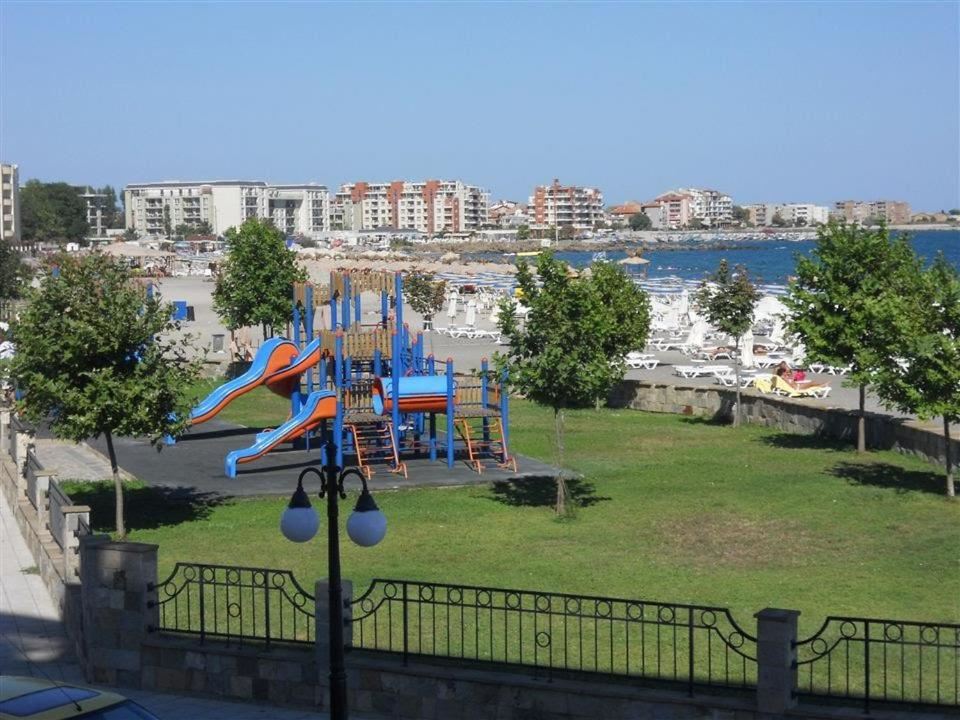 Byt s jednou ložnicí na první linii v Pomorie s panoramatickým výhledem na moře a skvělým zázemím