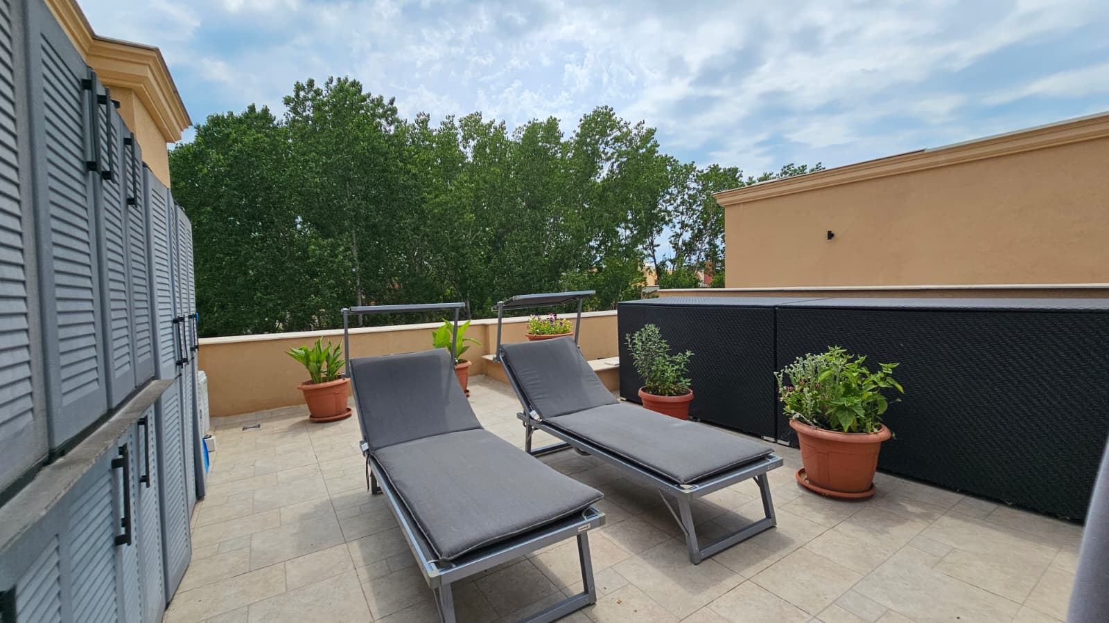 Prostorný penthouse s panoramatickou terasou a saunou v moderním rezidenčním komplexu v Slunečné pobřeží