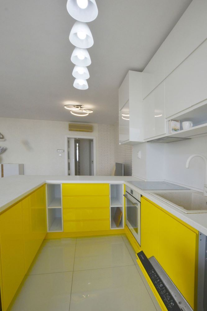 Luxusní třípokojový apartmán s výhledem na moře na první linii v Ravdě – 114 m², dvě terasy a maximální komfort