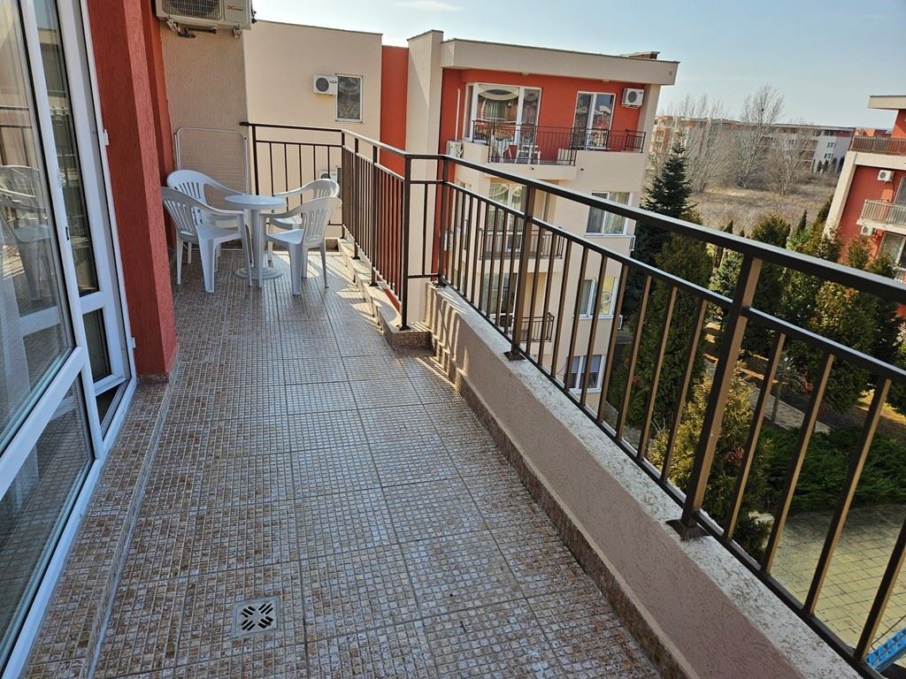 Plně zařízený byt s jednou ložnicí v nejvyšším patře v Sunny Beach – výhled na bazén a luxusní atmosféra