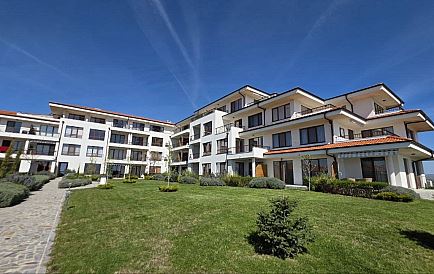 Zařízený apartmán s jednou ložnicí v novém komplexu v Aheloji – klid, zeleň a komfort u moře