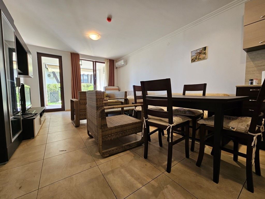 Luxus na první linii – stylový byt s verandou, soukromou zahradou a výhledem na moře ve Sveti Vlas