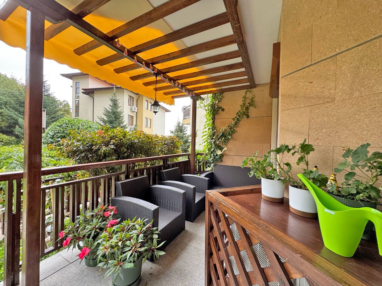 Elegantní apartmán s jednou ložnicí na první linii u moře ve Sveti Vlas s přímým vstupem do zahrady a k bazénu