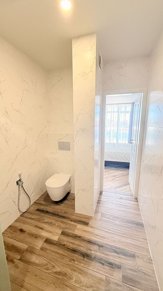 Luxusní apartmán se třemi ložnicemi na první linii v Ravdě – prostor, prestiž a úchvatné mořské panorama