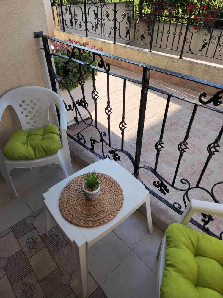 Komfort a praktičnost u moře – plně zařízený apartmán s jednou ložnicí ve Sveti Vlas