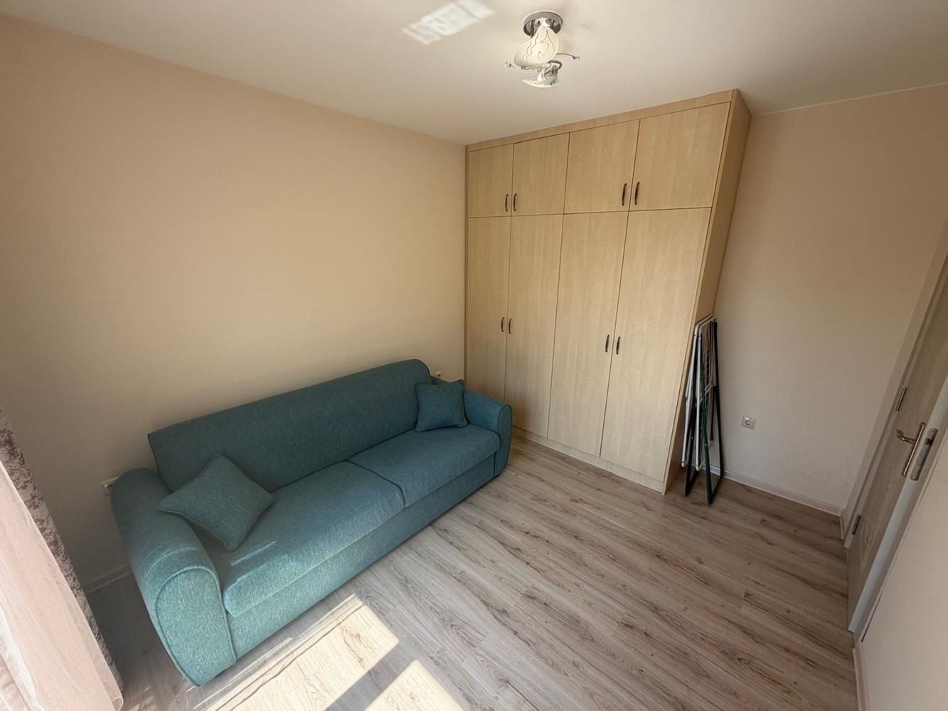 Útulný apartmán s jednou ložnicí a obrovskou terasou v Ravdě – váš osobní prostor u moře