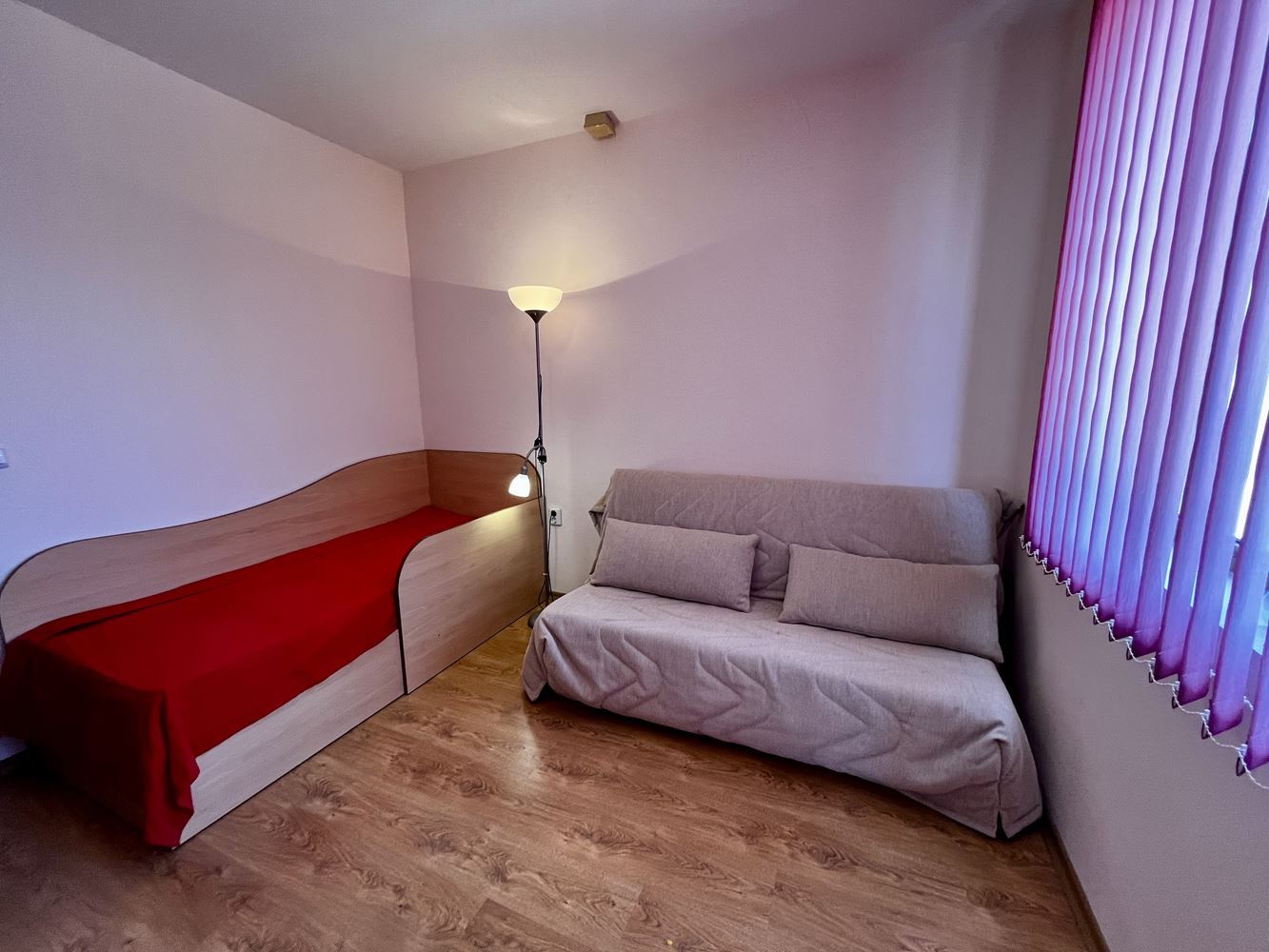Mořský komfort a klid v blízkosti Nesebaru! Zařízený apartmán s jednou ložnicí s výhledem na bazén v luxusním uzavřeném komplexu