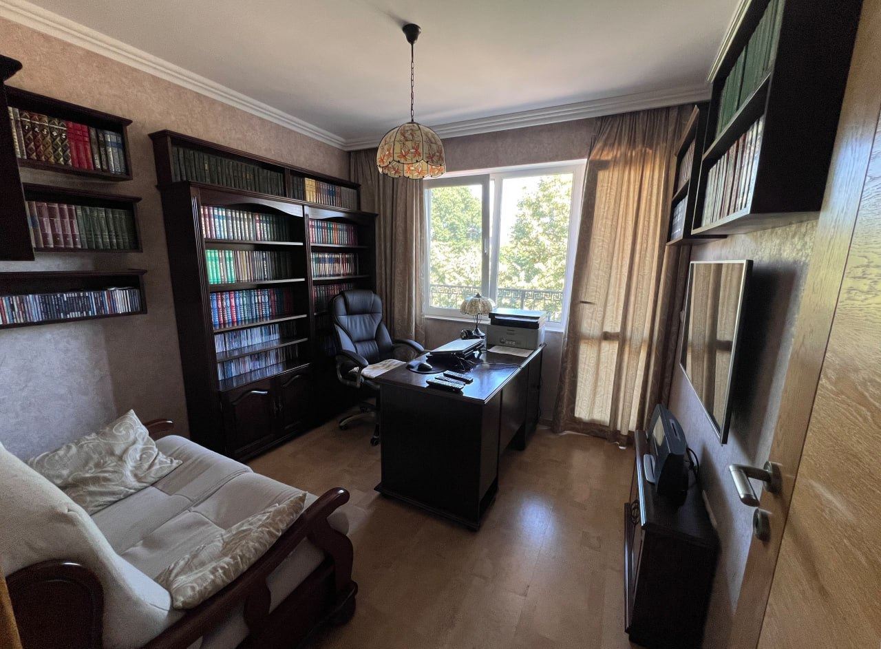 Prostorný apartmán se třemi ložnicemi a panoramatickým výhledem na moře pouze 50 metrů od pláže – nízký poplatek za údržbu!