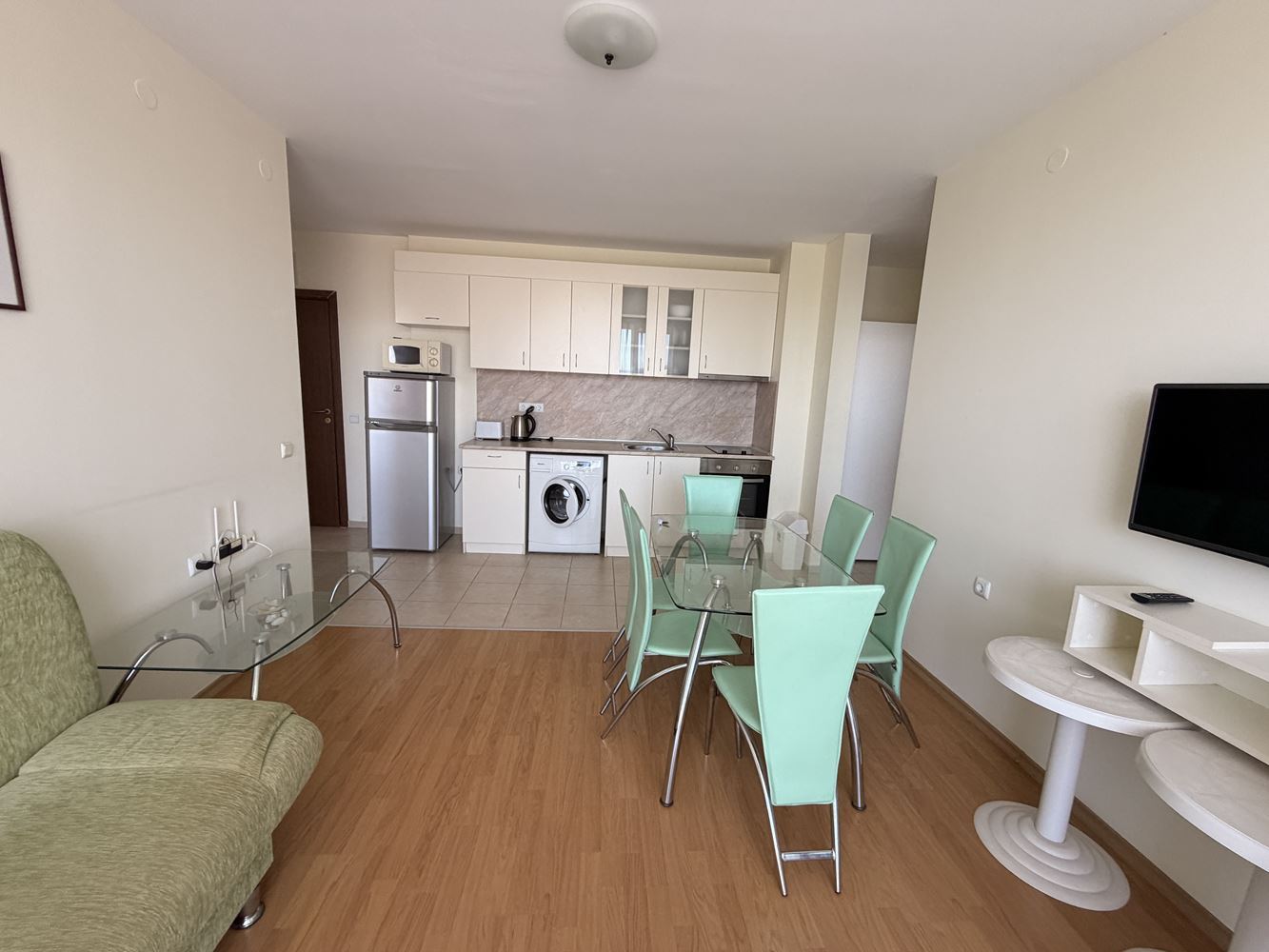 Prostorný apartmán se dvěma ložnicemi ve Slunečném pobřeží – panoramatický výhled a klidná lokalita