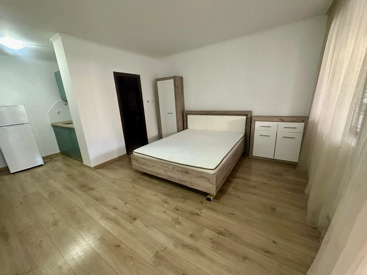 Prostorné studio v přízemí s velkou terasou a možností přeměny na byt s jednou ložnicí – bezpečí a komfort v Nessebaru