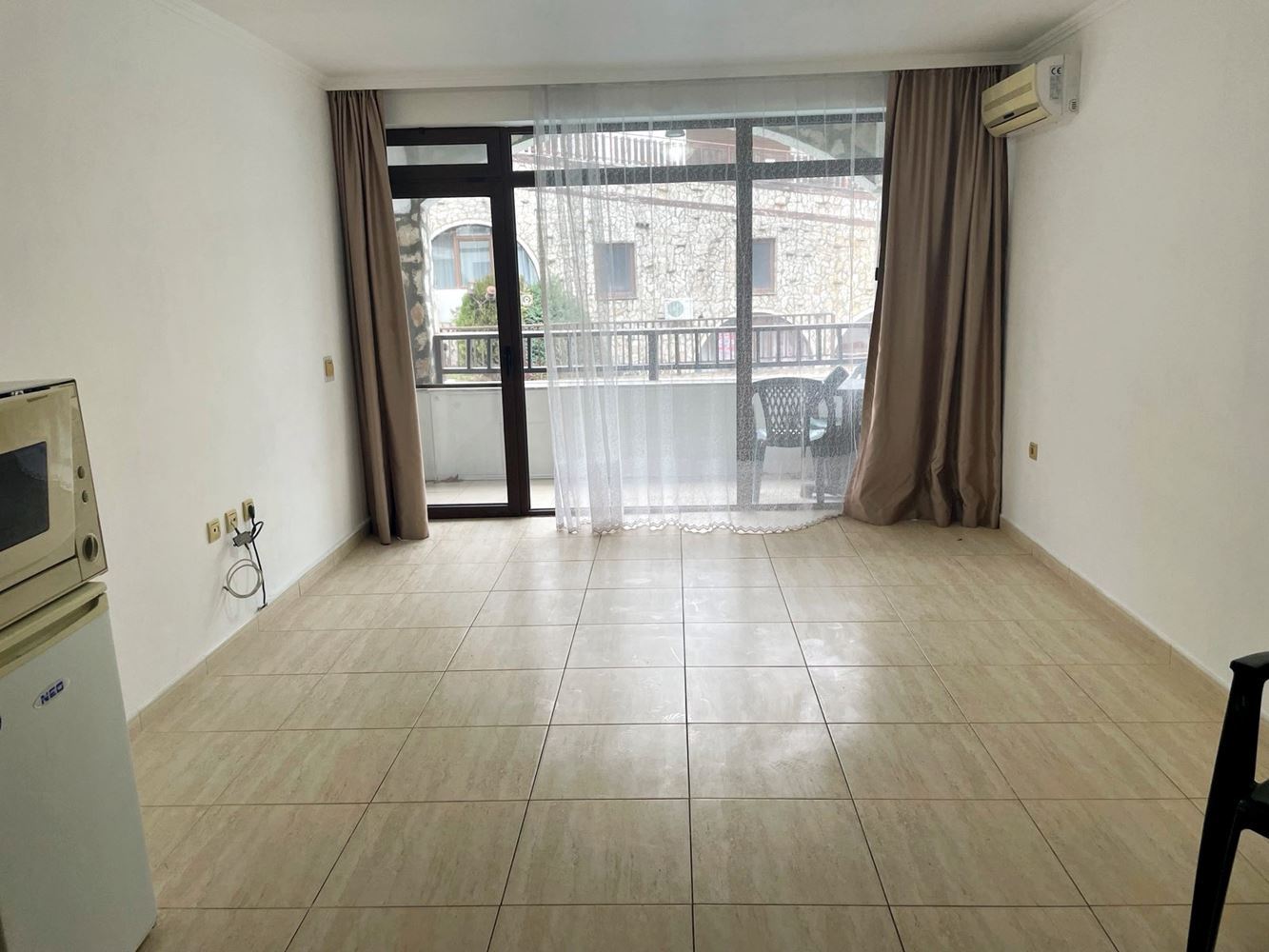 Luxus a klid v první linii u moře ve Sveti Vlas – prostorný apartmán s jednou ložnicí a výhledem na bazén