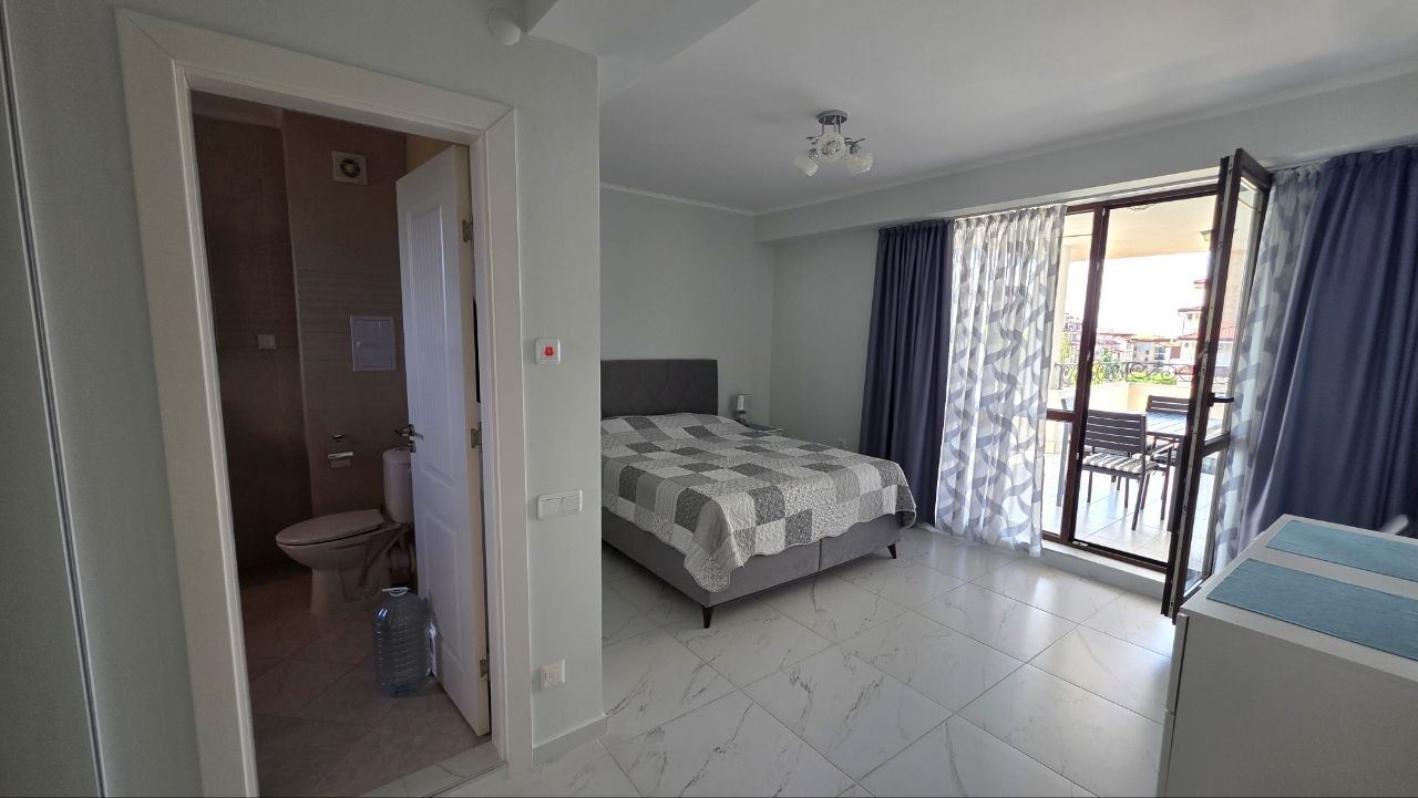 Prostorný apartmán se dvěma ložnicemi s částečným výhledem na moře v prestižním komplexu v Nesebaru – připravený pro své nové majitele