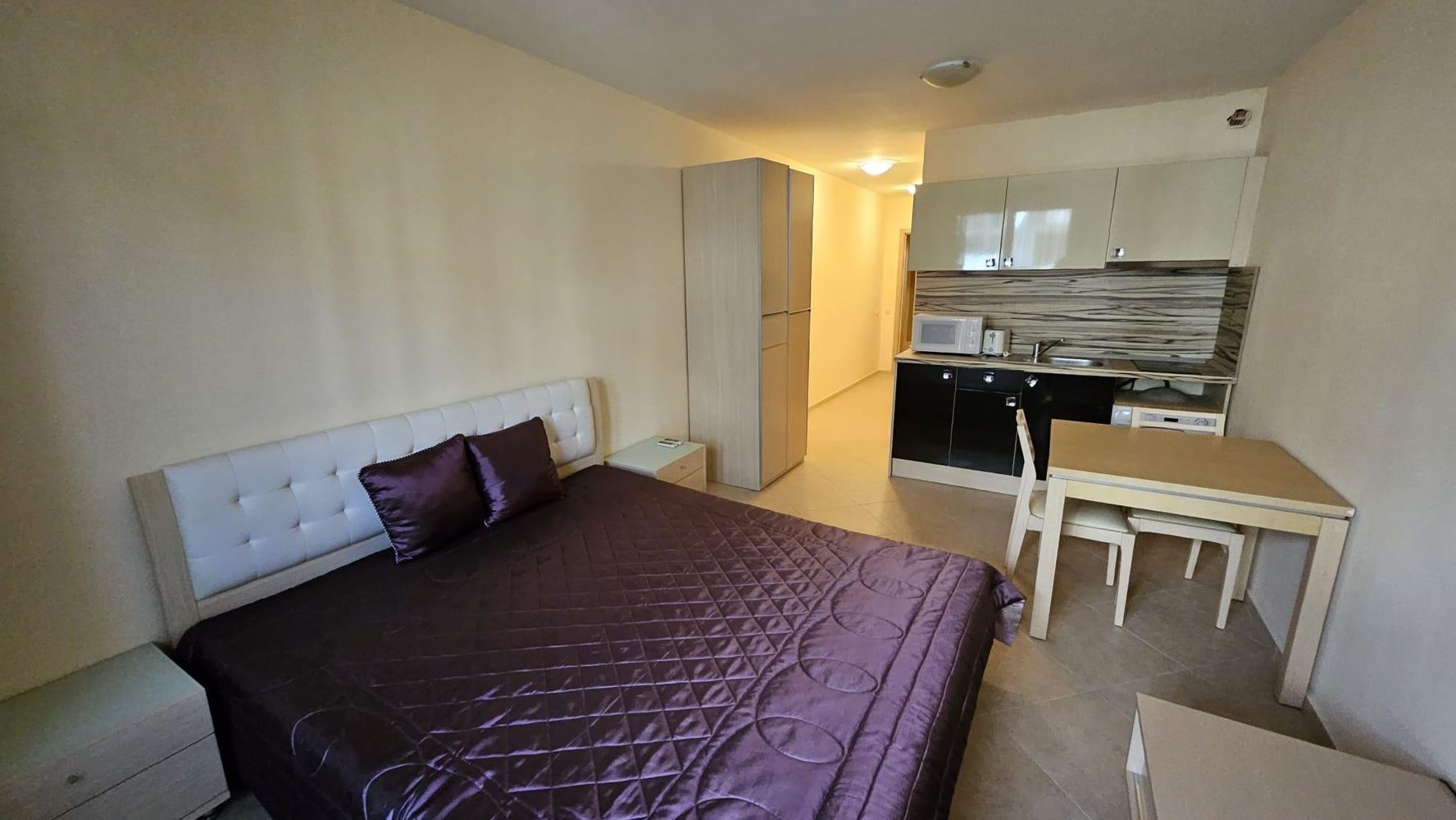 Prostorný apartmán se dvěma ložnicemi s vynikajícím potenciálem na Slunečném pobřeží – 110 m² komfortu a funkčnosti