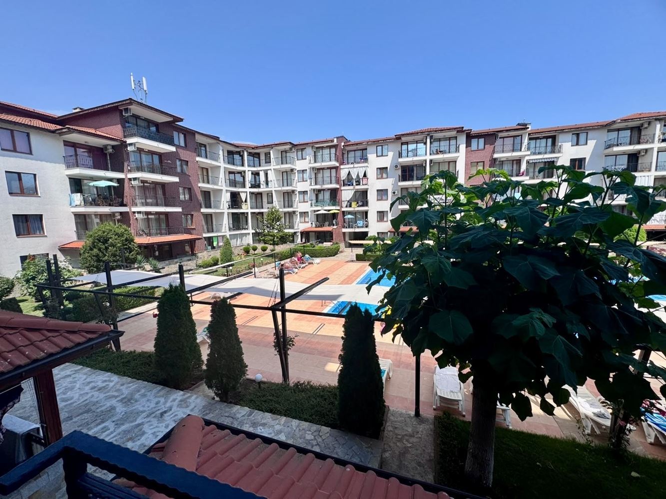 Komfortní apartmán s jednou ložnicí, prostornou terasou a výhledem na bazén v luxusním komplexu v Nesebaru