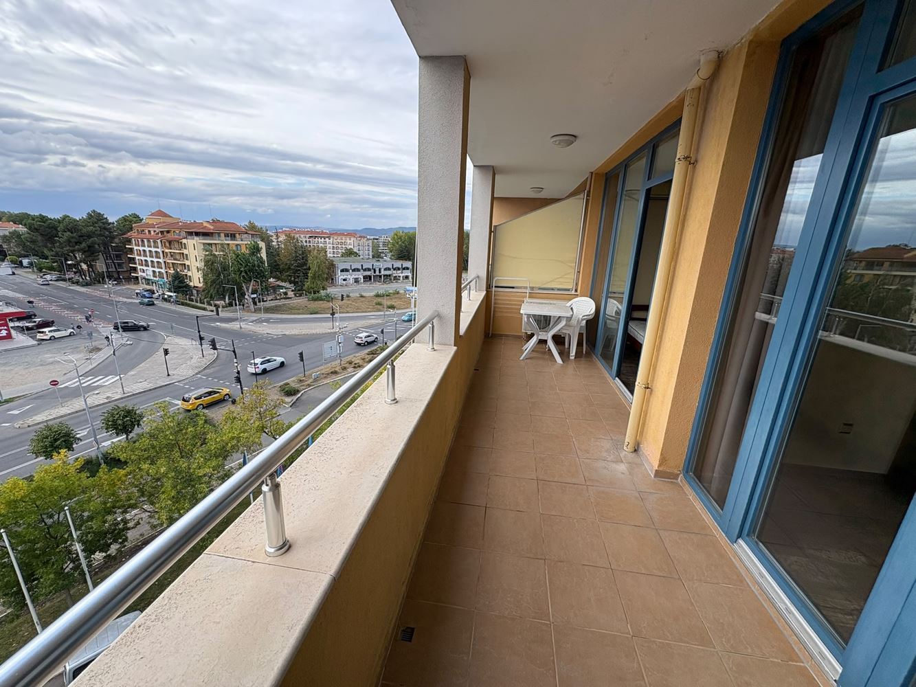 Apartmán se dvěma ložnicemi ve Slunečném pobřeží – prostornost, vybavení a zábava v rekreačním komplexu
