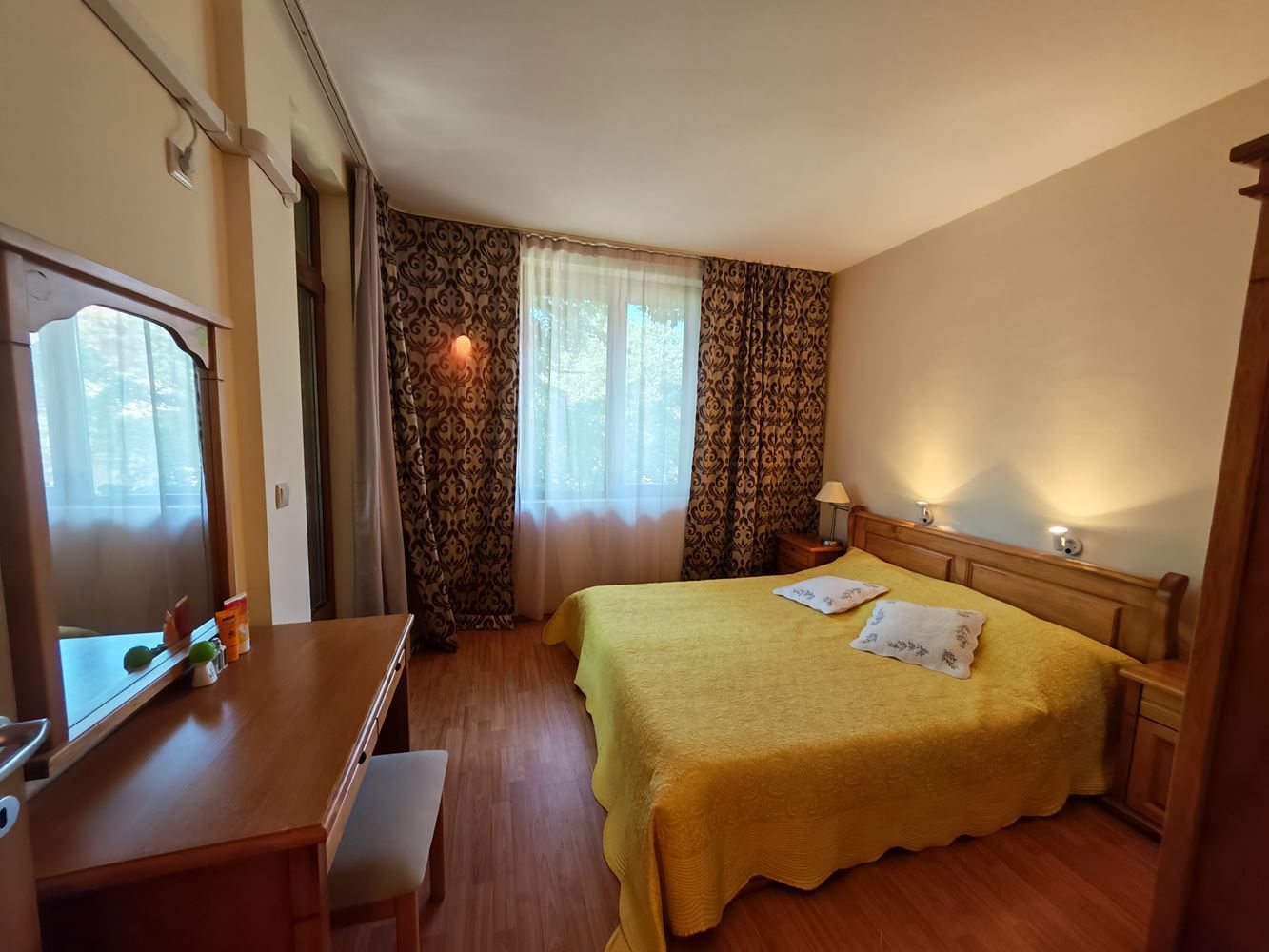 Dvoupokojový byt v první linii ve Sveti Vlasu – prestižní komplex se 7 bazény a SPA