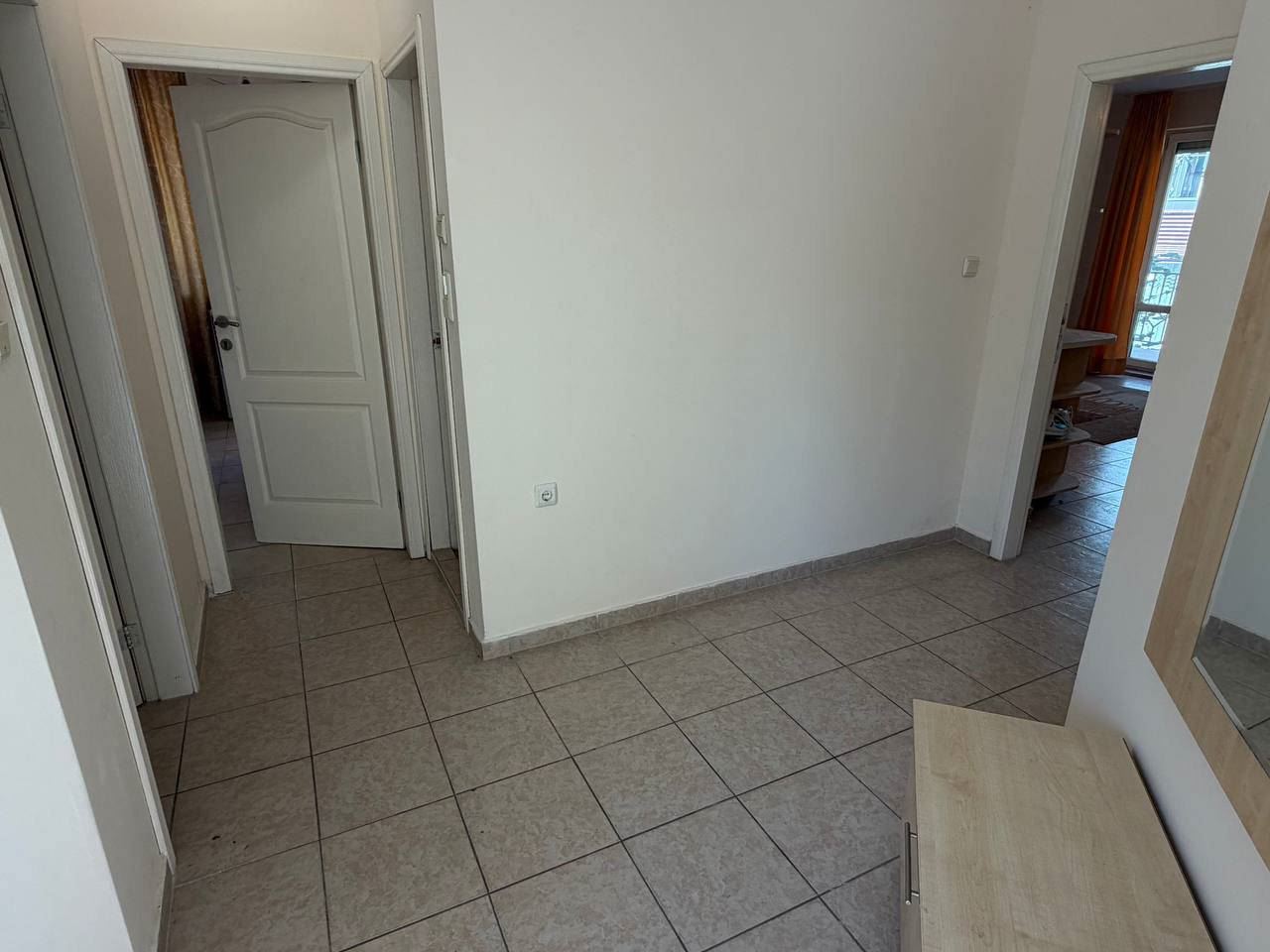 Prostorný apartmán se dvěma ložnicemi 200 m od pláže ve Slunečném pobřeží – s nízkým poplatkem za údržbu