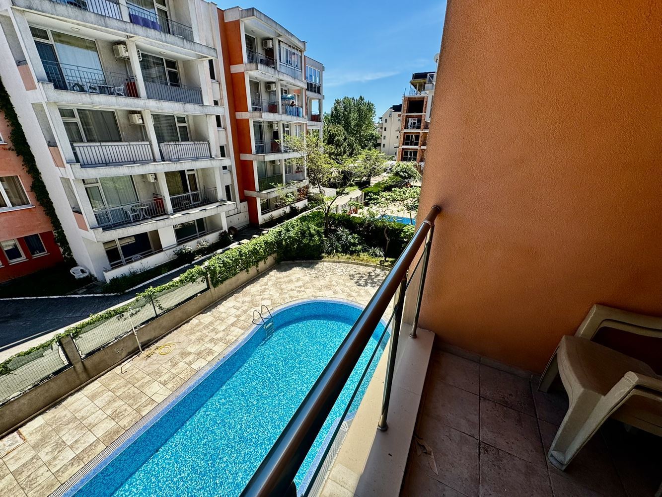Objevte svůj nový domov u moře - apartmán se dvěma ložnicemi v centrální části Slunečného pobřeží