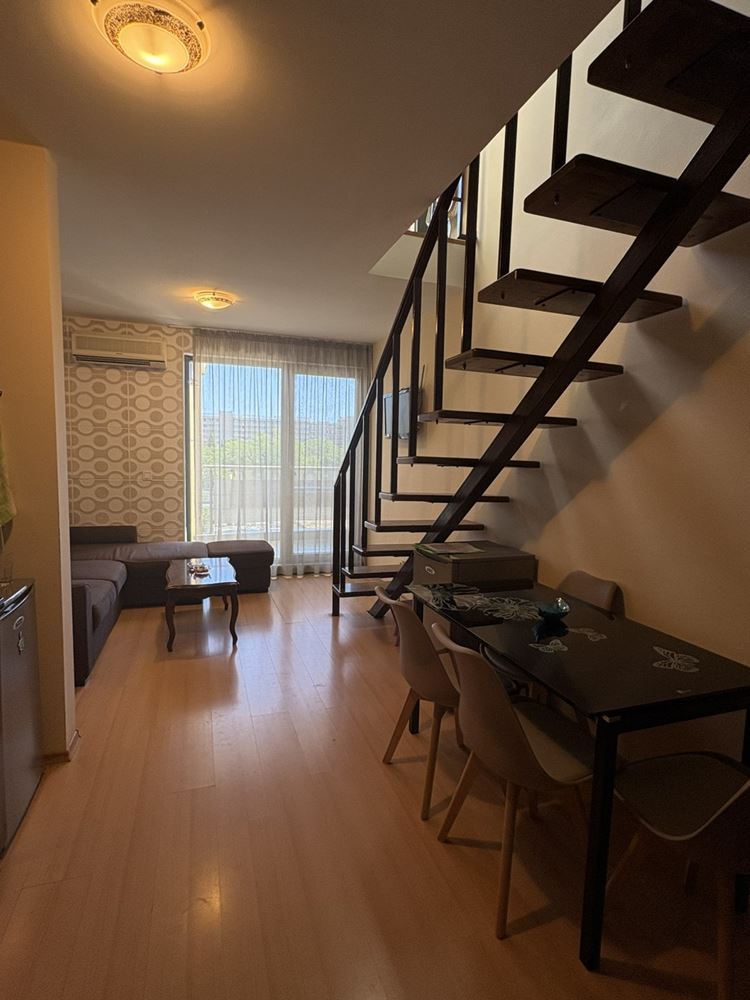 Prostorný mezonetový apartmán s jednou ložnicí v Sunny Beach – připravený k nastěhování, s nízkým poplatkem za údržbu