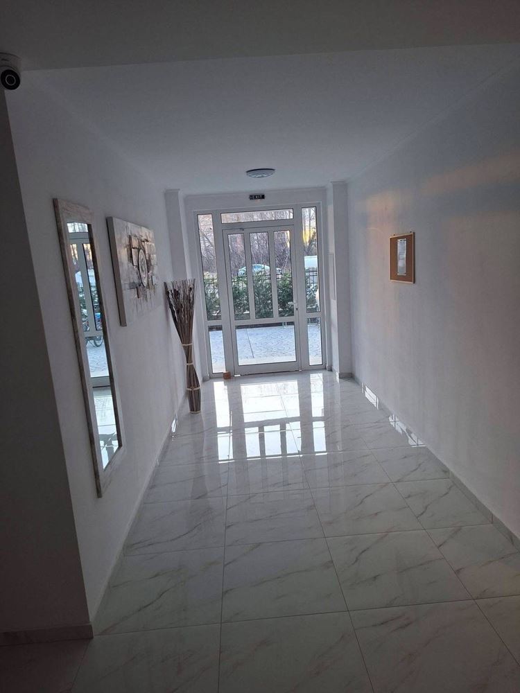 Stylový dvoupokojový apartmán s nízkým poplatkem za údržbu ve Slunečném pobřeží – komfort, bezpečí a skvělá investice u moře