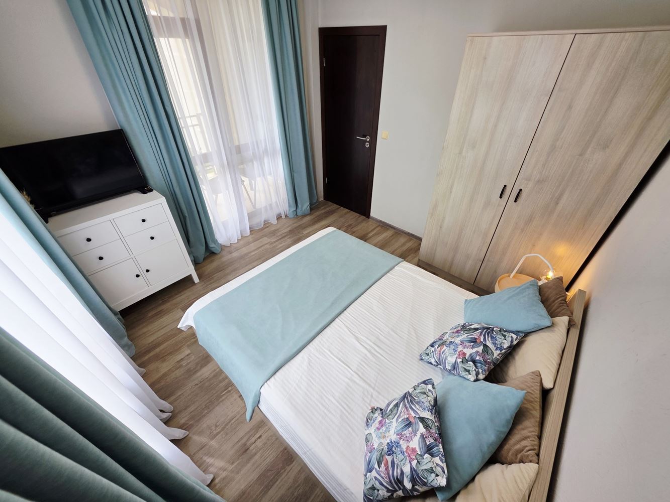 Mořský komfort s vlastní zahradou – byt s jednou ložnicí jen pár kroků od pláže ve Sveti Vlas