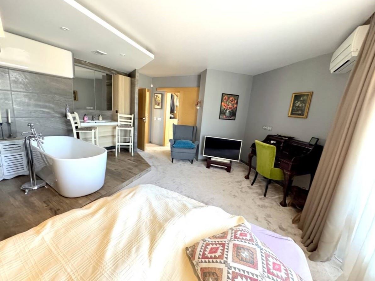 Apartmán se dvěma ložnicemi v prestižním uzavřeném komplexu ve Svatém Vlasu – první linie komfortu a přírody