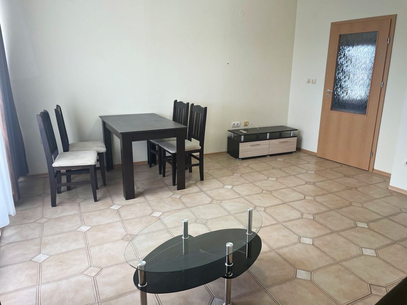 Prostorný apartmán s jednou ložnicí a výhledem na bazén ve Slunečném pobřeží