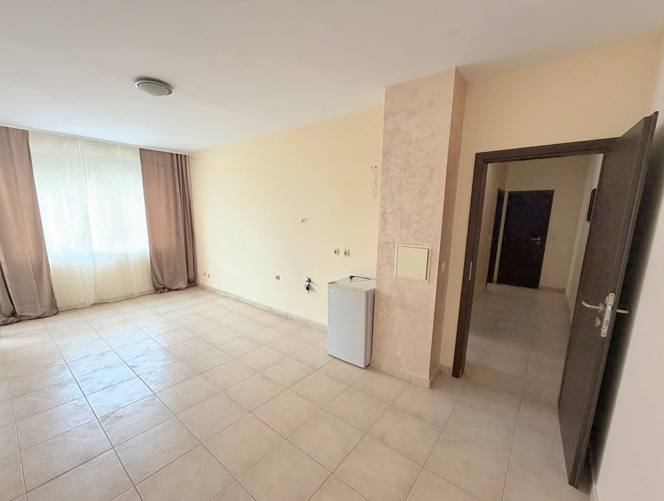 Apartmán se dvěma ložnicemi v Slunečném pobřeží bez poplatku za údržbu – výborná lokalita, atraktivní investice