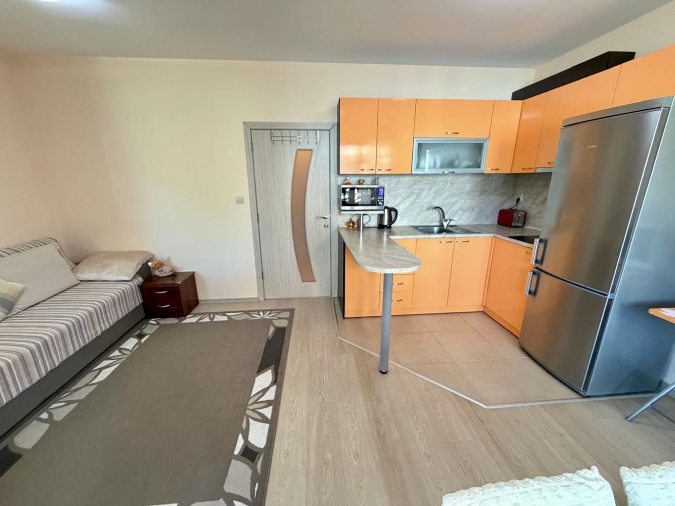 Sarafovo – prostorný apartmán s jednou ložnicí, Aktem 16, minimálním poplatkem za údržbu a kompletním vybavením
