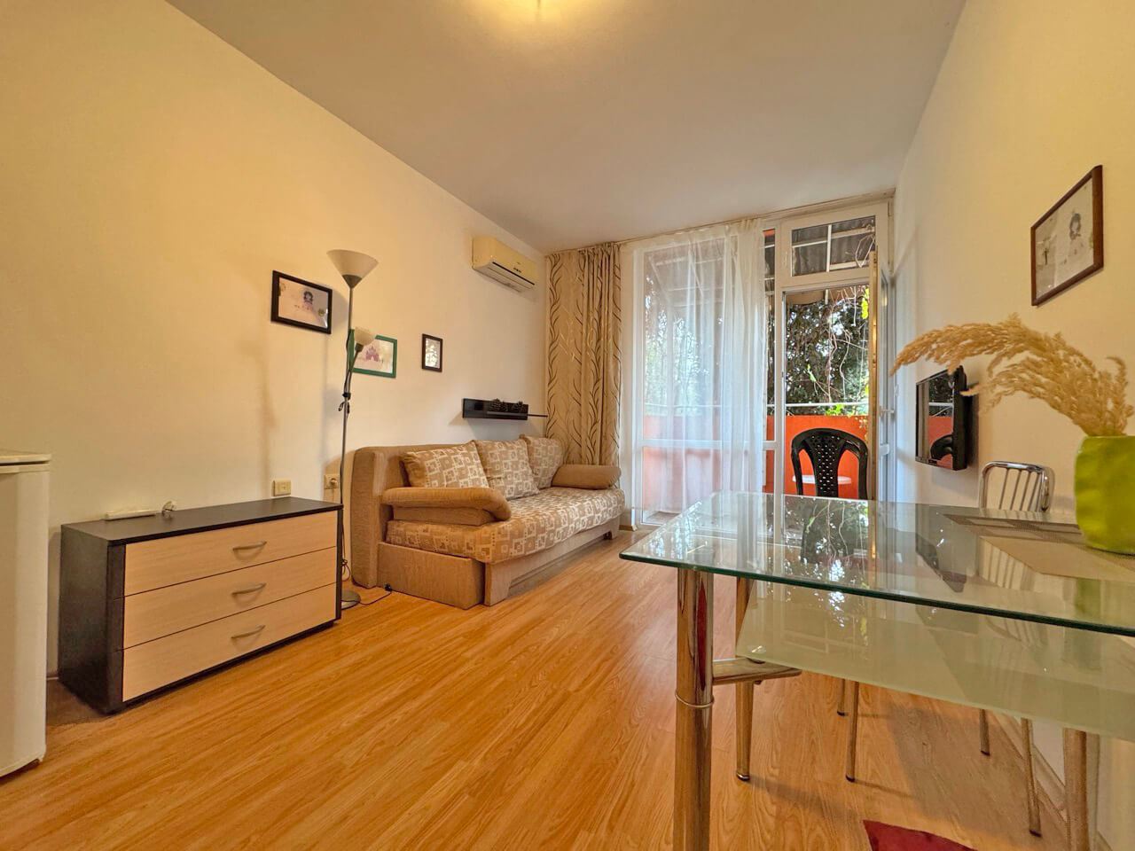 Slunečný břeh: komfortní přízemní studio s balkonem v komplexu s bazénem a ostrahou