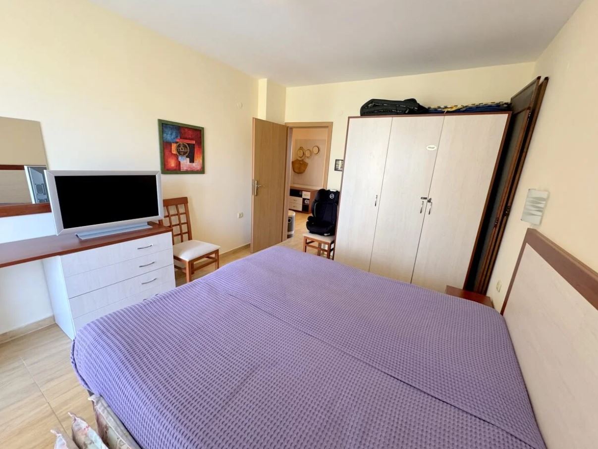 Apartmán se dvěma ložnicemi ve Sveti Vlas – panoramatické výhledy a pohodlí v uzavřeném komplexu
