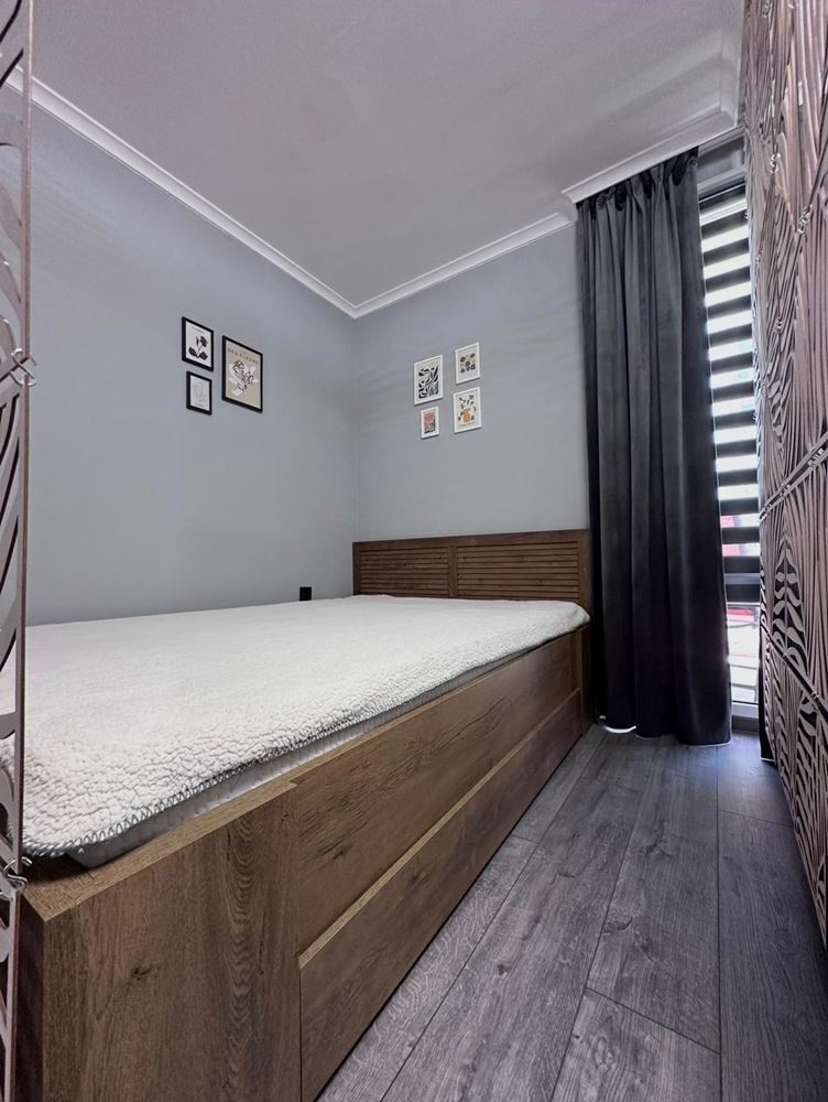 Dvouložnicový apartmán s částečným výhledem na moře v Sveti Vlas – zařízený, po rekonstrukci, v luxusním uzavřeném komplexu