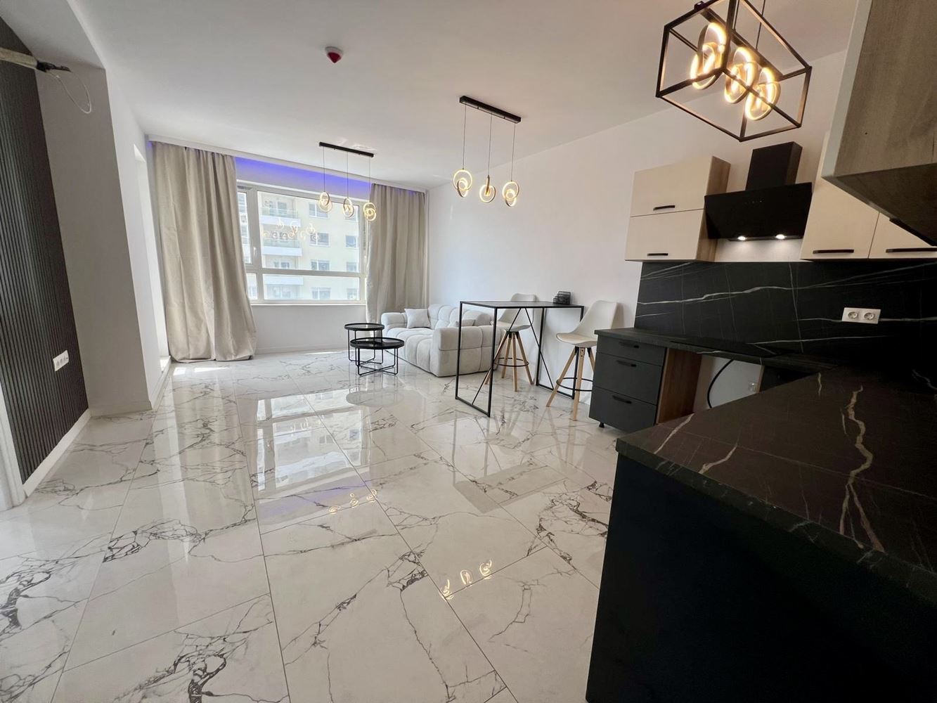 Moderní apartmán s jednou ložnicí s panoramatickým výhledem v prestižním komplexu – připraven k nastěhování