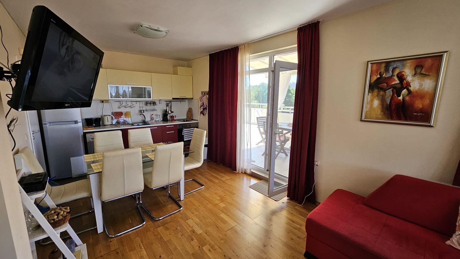 Apartmán se dvěma ložnicemi v první linii u moře v Kitenu s panoramatickým výhledem na moře a působivými terasami