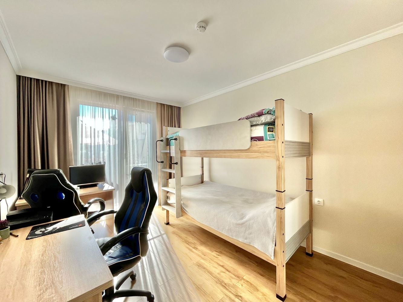 Dvouúrovňový apartmán se dvěma ložnicemi v centru Ravdy – luxus, komfort a vynikající poloha u moře