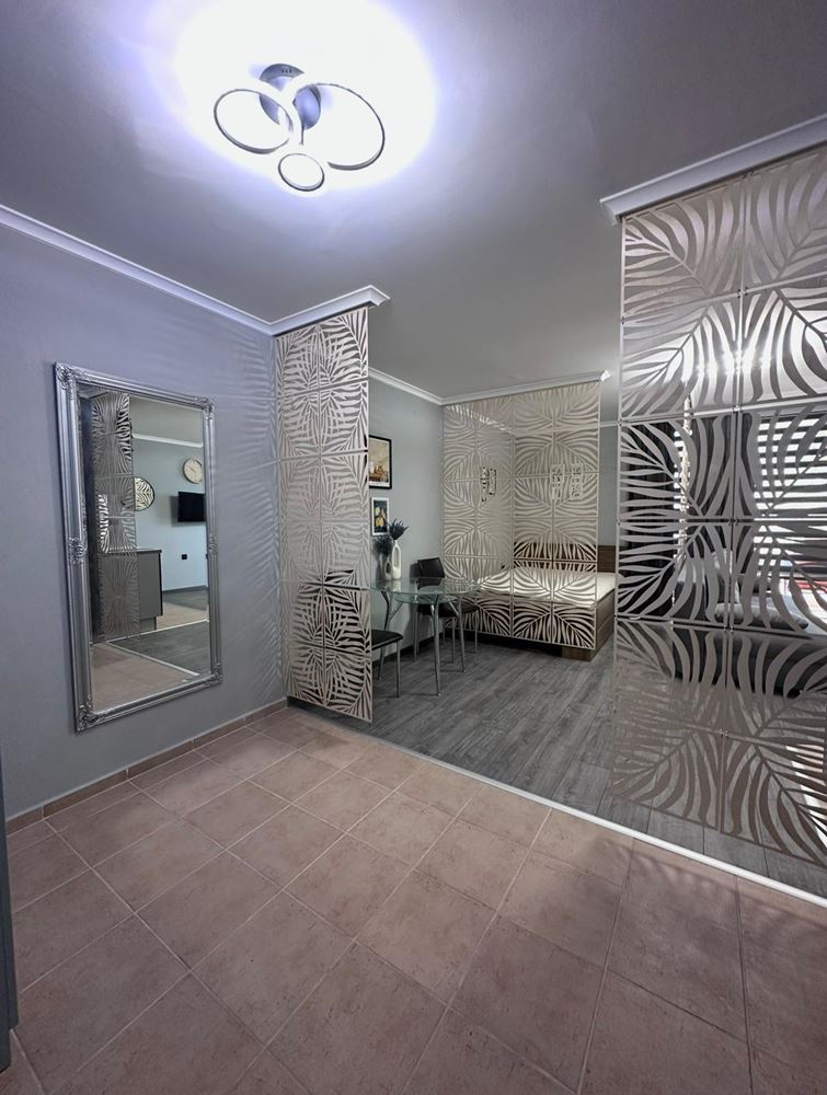 Dvouložnicový apartmán s částečným výhledem na moře v Sveti Vlas – zařízený, po rekonstrukci, v luxusním uzavřeném komplexu