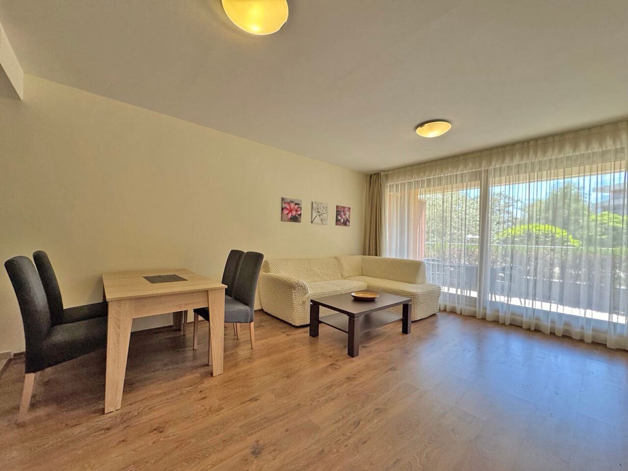 Prostorný apartmán s jednou ložnicí 200 m od moře ve Slunečném pobřeží – luxus, komfort a vynikající lokalita