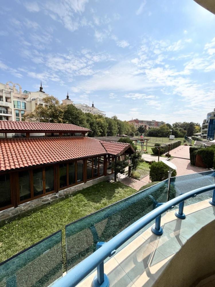 Prostorný apartmán s jednou ložnicí a výhledem na bazén ve skvěle udržovaném komplexu v Pomorie
