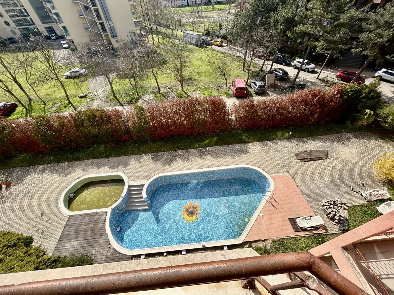 Dvoupokojový apartmán v centrální části Slunečného pobřeží s výhledem na bazén