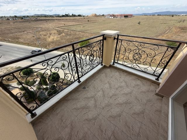 Nový apartmán s jednou ložnicí a prostorným balkonem v moderním komplexu v Ravdě