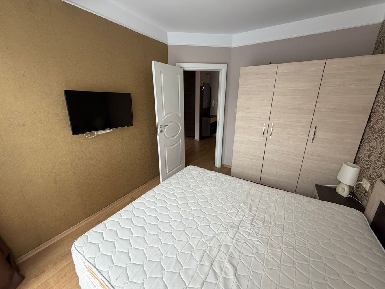 Dvouložnicový apartmán s výhledem na bazén v celoročním komplexu v srdci Slunečného pobřeží